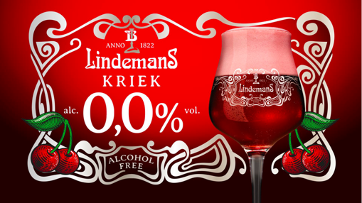 Bière Lindemans Kriek sans alcool 0,0% avec cerises fraîches dans un verre élégant sur fond rouge.